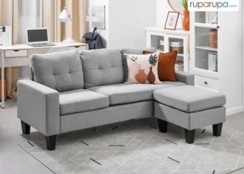 Perpaduan sofa dan bantal sofa membuat interior ruangan menjadi lebih apik dan nyaman.