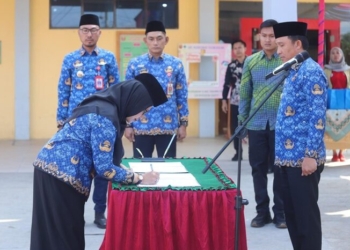 Bupati Lambar Parosil Mabsus melantik kepala UPTD Puskesmas se-Lambar, Jumat 25 Juli 2025