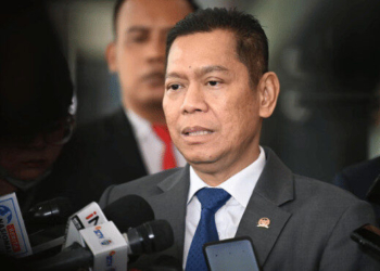 Wakil Ketua DPR RI Adies Kadir saat memberi keterangan pers di kompleks parlemen. Dok DPR RI