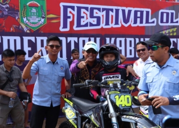 Bupati Lampung Tengah, saat bersama peserta Featival Olahraga Rekreasi Adventure Trail. (Foto dok Kominfo Lamteng)