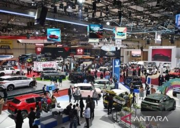 Pengunjung memadati ruang pamer mobil yang hadir diajang pameran automotif Gaikindo Indonesia International Auto Show (GIIAS) 2025 di Indonesia Convention Exhibition (ICE) BSD, Serpong, Kabupaten Tangerang, Banten, Kamis (24/7/2025). ANTARA FOTO/Muhammad Iqbal