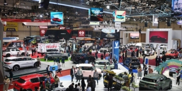 Pengunjung memadati ruang pamer mobil yang hadir diajang pameran automotif Gaikindo Indonesia International Auto Show (GIIAS) 2025 di Indonesia Convention Exhibition (ICE) BSD, Serpong, Kabupaten Tangerang, Banten, Kamis (24/7/2025). ANTARA FOTO/Muhammad Iqbal