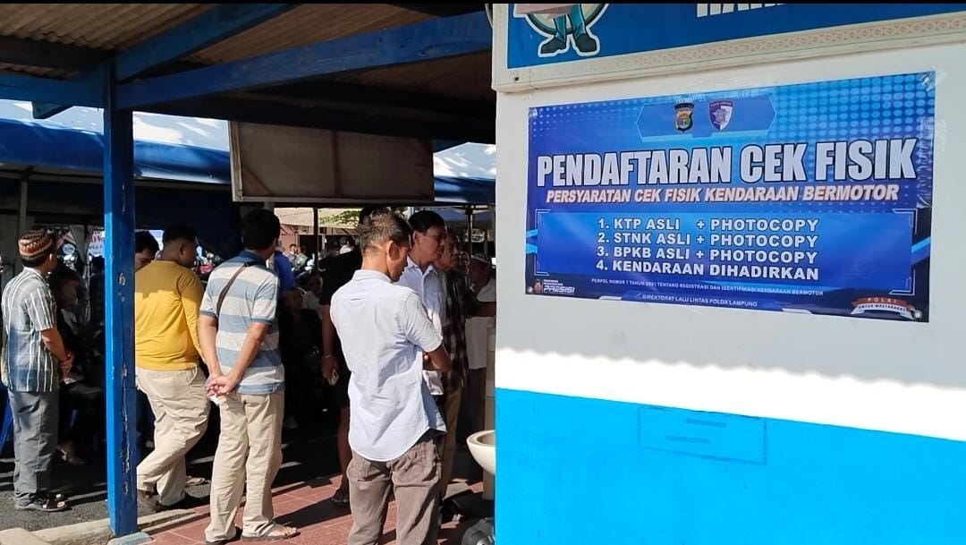 Suasana Pembayaran pajak di Samsat Rajabasa. (Foto: Lampost.co / Atika)