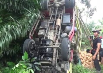 Truk bermuatan kelapa terguling di Tanjakan Mbah Marijan, Jalan Lintas Sumatera, Pekon Sedayu, Kecamatan Semaka, Kabupaten Tanggamus, Senin, 4 Agustus 2025. (Foto: Lampost.co / Rusdi)