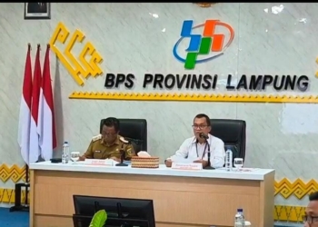 Paparan dari Kepala BPS Provinsi Lampung, Ahmadriswan Nasution (kanan) dan Kepala Dinas Kominfotik Provinsi Lampung, Ganjar Jationo, Selasa, 5 Agustus 2025. (Foto: Lampost.co // Atika)