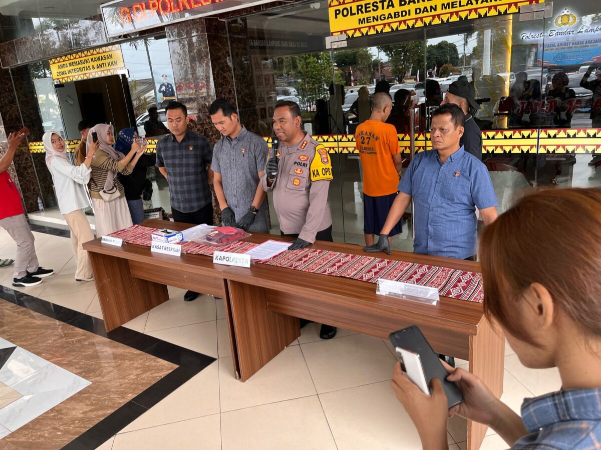 Pelaku pencabulan anak dibawah umur saat berada di Mapolresta Bandar Lampung. Dok