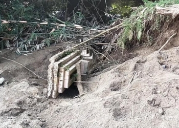 Warga pindahkan puluhan makan di TPU Banjar Sari, Sridadi Tanggamus yang tergerus longsor dan hanyut terbawa arus Sungai Way Semaka. (Dok. warga)