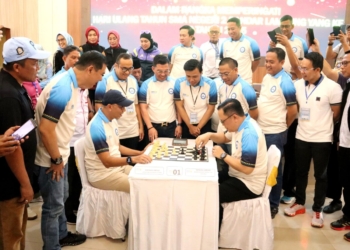 Pertandingan persahabatan antara Gubernur Lampung Rahmat Mirzani Djausal dan Kapolda Lampung Irjen Pol Helmy Santika membuka Turnamen Catur SMANDA CUP 2025 Piala Gubernur Lampung di Ruang Media Publikasi Mapolda Lampung, Sabtu, 9 Agustus 2025. Dok ADPIM