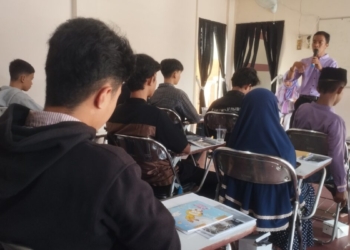 Kegiatan Belajar Mengajar (KBM) bagi anak mantan narapidana terorisme (Napiter) di PKBM Nusa Indah bersama peserta didik lain. (Foto: Lampost.co / Umar)