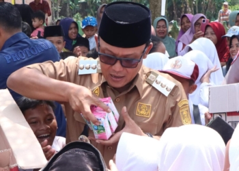 Bupati Lampung Tengah, Ardito Wijaya saat membagikan susu gratis kepada murid sekolah dasar setempat. Dok Pemda