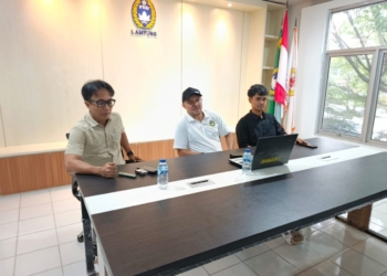 Wakil Asprov PSSI Lampung, Yoga Swara (tengah) dan jajaran saat menyampaikan informasi mengenai pembelian tiket dan persiapan laga Bhayangkara Persisi Lampung FC vs PSM Makassar. Dok Istimewa.