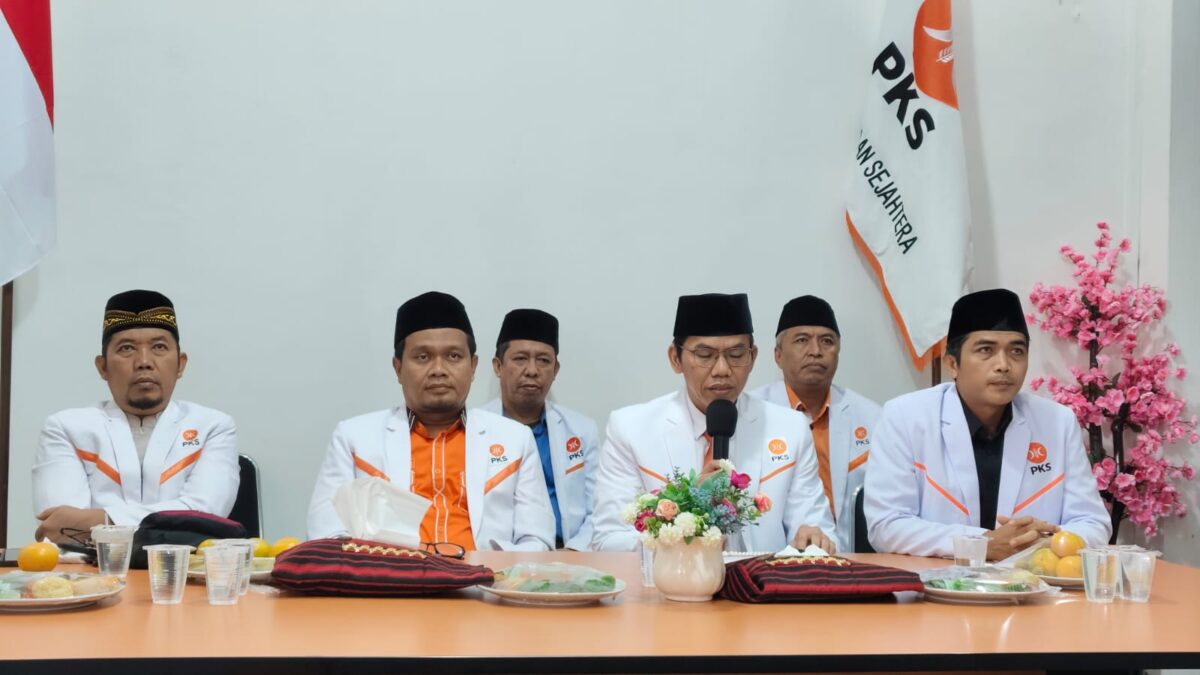 Ketua DPW PKS Lampung, Ade Utami Ibnu dan jajaran mengumumkan Dewan Pimpinan Tingkat Daerah (DPTD) PKS 15 kabupaten/kota se-Lampung secara online, Kamis, 14 Agustus 2025. Dok PKS.