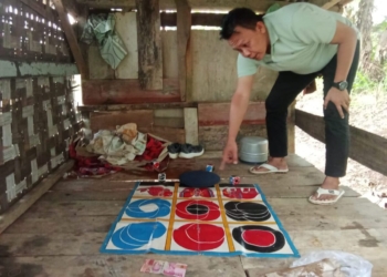 Unit Reskrim Polsek Pugung berhasil mengungkap kasus perjudian jenis koprok dan mengamankan dua orang pelaku dalam penggerebekan di sebuah gubuk di area kebun jagung, Pekon Rantau Tijang, Kecamatan Pugung, Kabupaten Tanggamus, Selasa, 19 Agustus 2025, sore. (Dok. Polres)