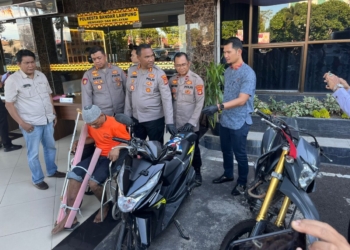 Pelaku saat berada di Mapolresta Bandar Lampung