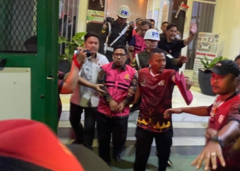 Mantan Kepala Dinas PUTR Kota Metro, RKS ditetapkan sebagai tersangka dalam proyek perbaikan jalan Dr Sutomo, kini RKS tengah mengenakan rompi merah muda usai menjalani pemeriksaan di Kejaksaan Negeri Metro. (Foto: Lampung Post/Bambang Pamungkas)