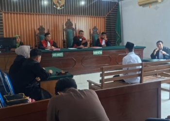 Terdakwa R saat memberikan keterangan kepada Majelis Hakim yang berlangsung di pengadilan Negeri Gunung Sugih, Lampung Tengah. (Foto: Lampost.co/Tedjo Waluyo)