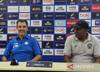 Pelatih Arema FC Marcos Santos (kiri)
