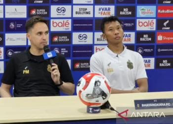 Pelatih Bhayangkara Paul Munster (kiri)