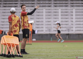 Pelatih Bhayangkara Presisi Lampung FC Paul Munster (kedua kiri)