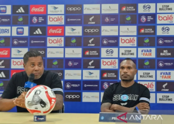 Pelatih PSBS Biak Divaldo Alves (kiri)