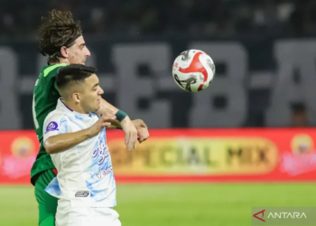 Persebaya vs PSIM berebut bola