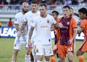 Pemain Bhayangkara Persisi Lampung FC dikawal ketat oleh pemain Borneo FC saat laga perdana di Samarinda, Kalimantan Timur. Dok. Bhayangkara Persisi Lampung FC.