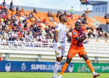 Pemain Bhayangkara Persisi Lampung FC, Shanyder Borgelin berebut bola dengan pemain Borneo FC di Samarinda, Kalimantan Timur. Dok. Bhayangkara Persisi Lampung FC.