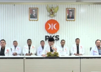Presiden PKS, Al Muzzammil Yusuf menyampaikan arahan saat pengumuman Dewan Pimpinan Tingkat Daerah (DPTD) PKS 15 kabupaten/kota se-Lampung secara online, Kamis, 14 Agustus 2025. Dok. Tangkapan Layar Youtube PKS Lampung