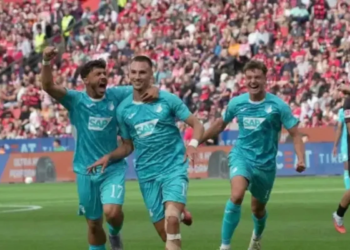 Selebrasi Tim Lemperle (tengah)