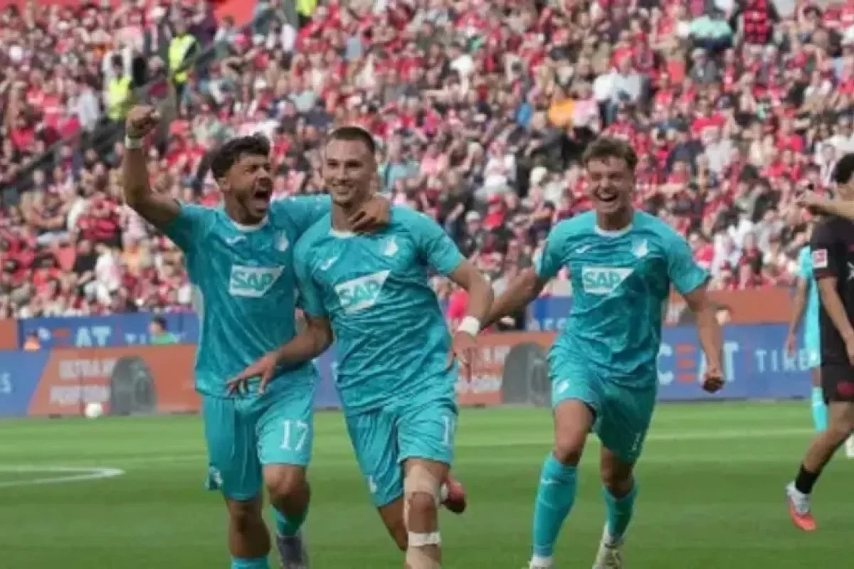 Selebrasi Tim Lemperle (tengah)