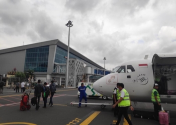 BANDARA INTERNASIONAL RADEN INTEN II. Penumpang saat turun dari pesawat di Bandara Raden Inten II Lampung Selatan beberapa waktu yang lalu. Pemerintah Republik Indonesia melalui Keputusan Menteri Perhubungan Nomor KM 37 Tahun 2025 secara resmi menetapkan kembali Bandara Radin Inten II Lampung sebagai bandara internasional. DOK LAMPUNG POST