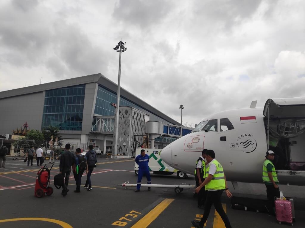 BANDARA INTERNASIONAL RADEN INTEN II. Penumpang saat turun dari pesawat di Bandara Raden Inten II Lampung Selatan beberapa waktu yang lalu. Pemerintah Republik Indonesia melalui Keputusan Menteri Perhubungan Nomor KM 37 Tahun 2025 secara resmi menetapkan kembali Bandara Radin Inten II Lampung sebagai bandara internasional. DOK LAMPUNG POST