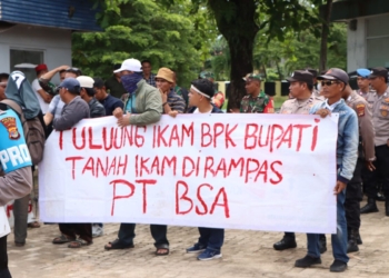 Perwakilan Masyarakat tiga kampung di Kecamatan Anak Tuha berjumlah 500 orang melakukan aksi damai di Halaman Kantor Bupati Lampung Tengah