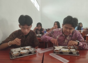 Siswa di SMAN 1 Bandar Lampung sedang menyantap menu MBG / Umar