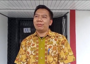 Salah satu tim dari BPK Provinsi Lampung, Lucky saat memberikan keterangan kepada awak media disela - sela pemeriksaan di KPU Kabupaten Lampung Utara, Jumat, 15 Agustus 2025. Doc. Lampost.co/ Fajar Nofitra