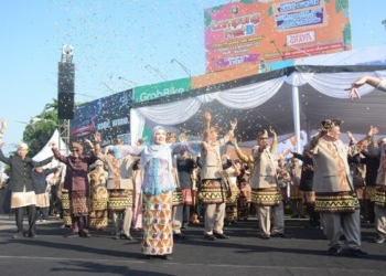 Karnaval budaya ini diikuti oleh hampir puluhan ribu peserta dari 20 kecamatan yang tumpah ruah di Tugu Adipura.