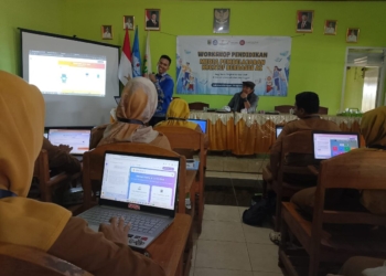 Para guru peserta workshop melakukan simulasi penggunaan Canva AI untuk membuat media pembelajaran yang menarik. Foto:Lampost.co Wiji Sukamto