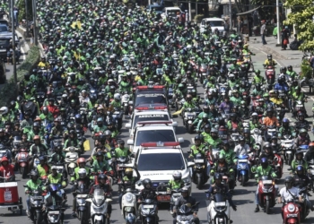 Iring-iringan pengemudi ojek online (ojol) mengantarkan jenazah Affan Kurniawan ke TPU Karet Bivak di Jakarta, Jumat (29/8/2025). Jenazah pengemudi ojol Affan Kurniawan yang meninggal dunia usai terlindas mobil rantis Brimob saat Aksi 28 Agustus itu dimakamkan di TPU Karet Bivak. (ANTARA FOTO/Hafidz Mubarak A)