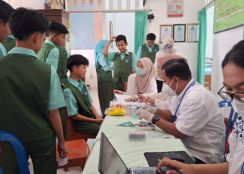 screening kesehatan di Ruang UKS sebagai bagian dari program Usaha Kesehatan Sekolah (UKS) MAN 1 Bandarlampung