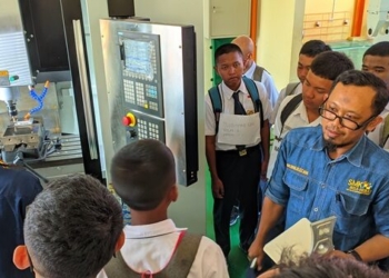 Kegiatan pengenalan alat praktikum di SMKN 2 Bandar Lampung