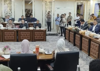 Musisi perwakilan Vibrasi Suara Indonesia (VISI), Ariel Noah, Bunga Citra Lestari, dan Judika, saat rapat RUU Hak Cipta bersama DPR, Jakarta, Rabu (27/8/2025). (ANTARA/Bagus Ahmad Rizaldi)