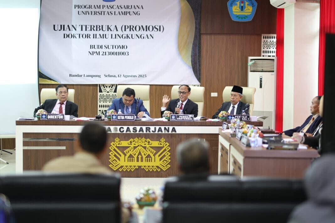 Budi Sutomo resmi menyandang gelar doktor Ilmu Lingkungan usai dinyatakan lulus dalam Ujian Terbuka Promosi Doktor Ilmu Lingkungan di Aula Pascasarjana, pada Selasa, 12 Agustus 2025.