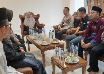 Kapolres Metro AKBP Hangga Utama Darmawan melaksanakan silaturahmi ke kediaman pengasuh Pondok Pesantren Roudlatul Qur’an di Jalan Mukti Praja, Kelurahan Mulyojati, Kecamatan Metro Barat, Kota Metro, pada Jumat (29/8/2025) pukul 10.00–11.00 WIB.