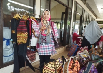 Pengrajin tapis, Nana Saptina membangun bisnisnya bernama Um Habib Galeri