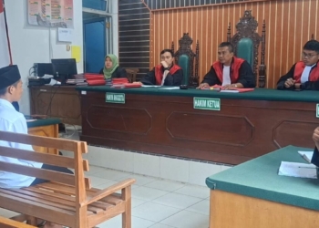 Terdakwa RDA saat menjalani sidang di pengadilan Negeri Gunung Sugih.Lampost.co/Tedjo Waluyo