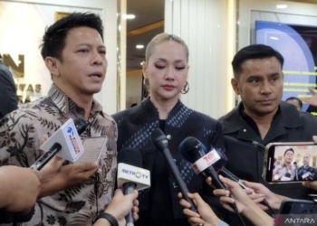 Musisi perwakilan Vibrasi Suara Indonesia (VISI), Ariel Noah, Bunga Citra Lestari, dan Judika, saat memberi keterangan pers soal RUU Hak Cipta di kompleks parlemen, Jakarta, Rabu (27/8/2025). (ANTARA/Bagus Ahmad Rizaldi)