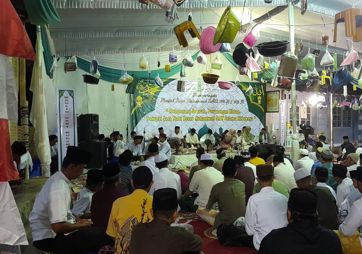 Warga Kelurahan Labuhan Ratu Raya, Kecamatan Labuhan Ratu, Kota Bandar Lampung antusias memperingati Maulid Nabi Muhammad SAW 1447H, Jumat, 12 September 2025 malam. (FOTO: Lampost.co / Triyadi Isworo)