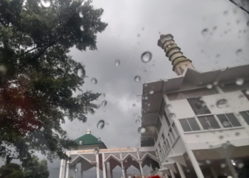 Mendung menyelimuti langit di Kota Bandar Lampung. Waspada cuaca buruk potensi hujan. (Foto: Lampost.co / Triyadi Isworo)
