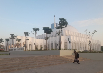 Cuaca cerah menyinari Masjid Raya Lampung Al Bakri di Enggal, Bandar Lampung. (Foto: Lampost.co / Triyadi Isworo)