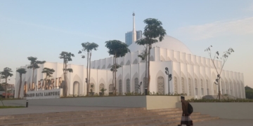 Cuaca cerah menyinari Masjid Raya Lampung Al Bakri di Enggal, Bandar Lampung. (Foto: Lampost.co / Triyadi Isworo)